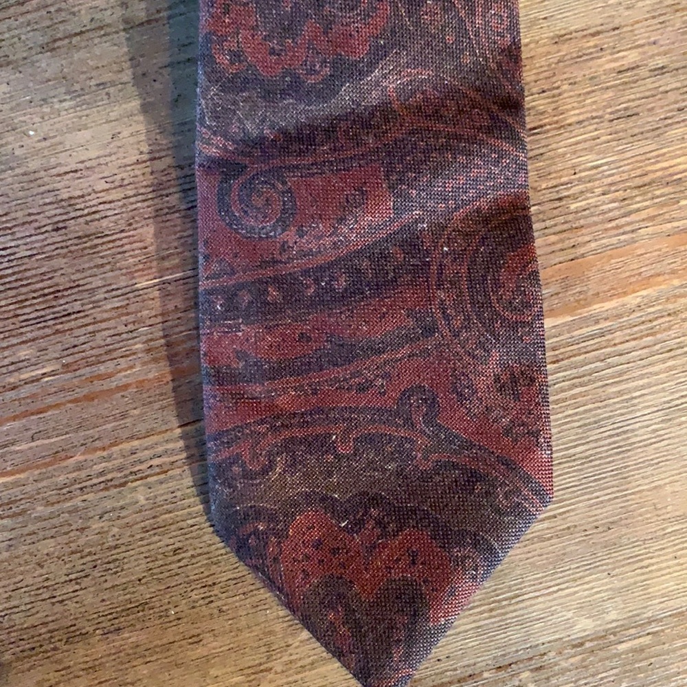 Classic Paisley men’s Isaia tie.